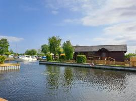 River Retreat - Norfolk Broads, hotel with parking in Brundall