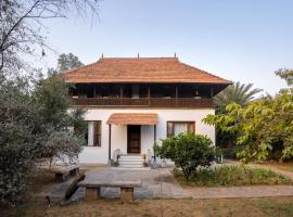 LohonoStays Kerala House The Khet Sadhrana Bagh, hotel with parking in Sultānpur