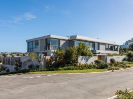 Luxury Beachy Head Villa 150m from the beach, hotel con jacuzzi en Plettenberg Bay