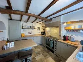 Charming & Idyllic Grade 2 Listed Cottage for 6 Pass the Keys