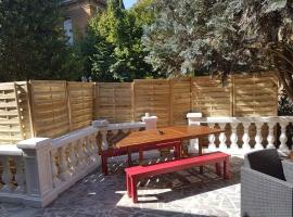 Maisonnette privatisée, khách sạn có bồn tắm nóng ở Sedan
