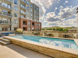 Castle Rock Condo - Walk to Dining and Shopping!, hotel with jacuzzis in Castle Rock