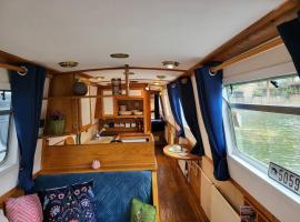 Cosy Canal Boat in London Centre for Family & Friends, hotel en Londres