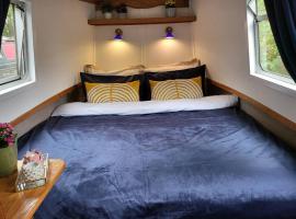 Cosy Canal Boat in Little Venice for Family & Friends, barco em Londres