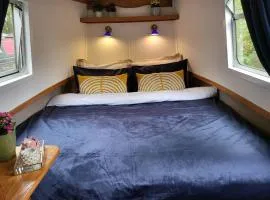 Cosy Canal Boat in Little Venice for Family & Friends