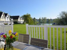 Elouera, 21 Isis Lake, lodge in South Cerney