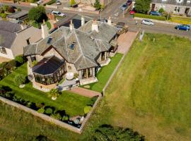 Stunning Central Villa by Golf Course & Beach, khách sạn ở Leven-Fife