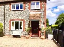 Charming North Norfolk flint cottage, family hotel in Baconsthorpe