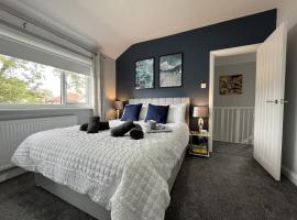 Modern 3-bed stay-away-home sleeps 6 nr Manchester, pet-friendly hotel in Manchester