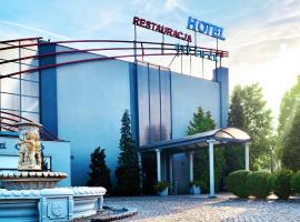 Hotel Pietrak, khách sạn có chỗ đậu xe ở Trzemeszno