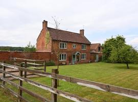 Leo's Holiday Cottage, hotel di Doddington