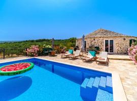 Island Getaway - Heritage House with heated pool, hotel in Mirce
