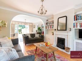 Maidenhead - 4 Bedroom House With Driveway & Garden, hotel in Maidenhead