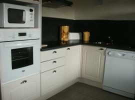 Les Gîtes du Clos, hotel in La Tour-dʼAuvergne