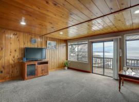 Hilltop Hideout with Sweeping Birch Bay Views, hôtel à Blaine