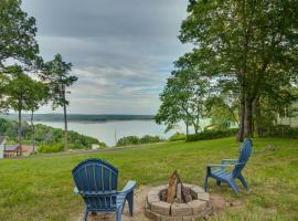 Viesnīca Lake-View Mountain Home Retreat with Fire Pit! pilsētā Mauntinhouma