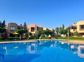 Bright condo w/ pool, hotell sihtkohas Marrakech