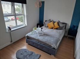 What a great location in Bromley with 4 bedrooms!, hotel in Bromley