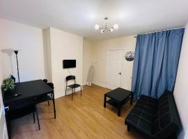 Three Bedroom House with private car park, casa a Londres