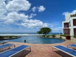 Hacienda Iguana beach front Penthouse with swimming pools and ocean view, hotel in Tola