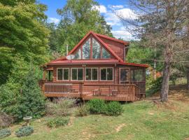 Luxury Cabin 45 Min to Asheville Hot Tub & Fire pit, villa in Marion