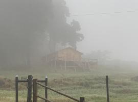 Cabana do lenhador, hotel with parking in Espirito Santo Do Pinhal