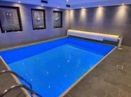 Neusse Ferienwohnung mit Schwimmbad, habitación en casa particular en Neuss