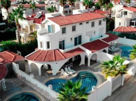 Spectacular Villa with Private Pool in Antalya, cabaña o casa de campo en Belek