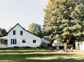The Beachside Burrow - Next to Sandbanks w Hot Tub, Hotel in West Lake