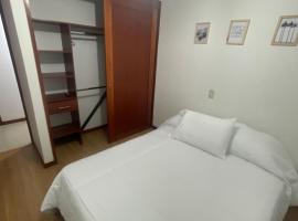 Apartamento en castropol, hotel con estacionamiento en Medellín