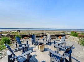 Coastal PNW Home on Swimmable Beach with Hot Tub!, haustierfreundliches Hotel in Stanwood