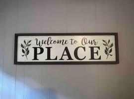 Cozy Cabin, minutes from Lost River State Park, αγροικία σε Mathias