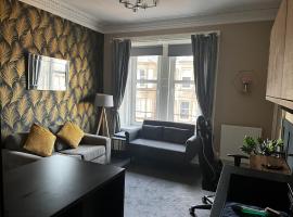 Stunning apartment on Perth Rd-mins from City Centre Dundee, căn hộ ở Dundee