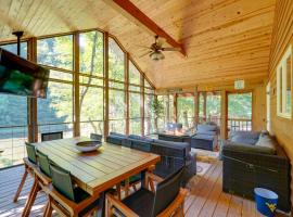 Riverfront West Virginia Cabin with Screened-In Deck, hotel cu parcare din Marlinton
