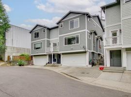 WFH-Friendly Townhome Rental Near Ferry in Everett, khách sạn ở Everett