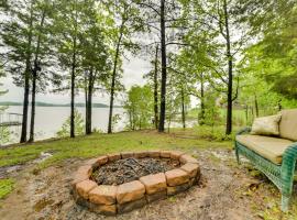 Kentucky Lakeside Home with Deck - 20 Mi to LBL!, hotel with parking in New Concord