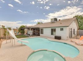 Family-Friendly Peoria Home with Pool and Fire Pit!, budgethotell i Peoria