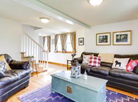 Cozy Exeter Vacation Rental with Grill and Fire Pit, hótel í West Greenwich