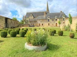 Évasion Romantique au Prieuré avec Jardin en Anjou, Petit-Déjeuner Inclus - FR-1-622-63