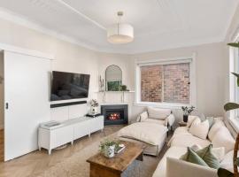 Annie's Escape - Elegant Coastal Style by the Beach, hotel in Wollongong