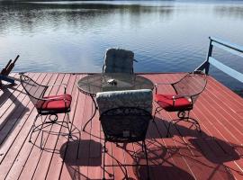 Stunning Lakefront Home - Swim, Fish, Kayak, HotTub, feriepark i Long Pond
