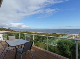 Beachfront at Bonbeach - A Coastal Lifestyle Gem, feriehus i Bonbeach