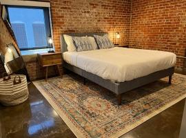 Luxury 2 Bedroom Apt With Exposed Brick Downtown，洛亞諾克的飯店