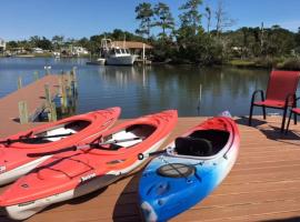 Kayaks, Fishing, Waterfront Cabin and Private Dock, hotel in Sneads Ferry