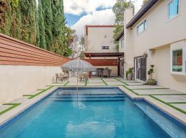 Beautiful 5 bedroom 8 bed sleeps up to 16 with pool near Universal Studios, pet-friendly hotel sa Los Angeles