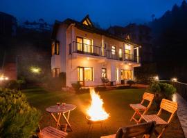 StayVista at Under The Pines, casa de férias em Shimla