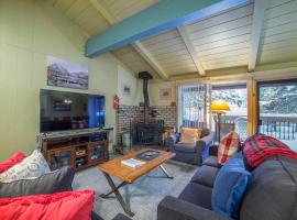 #469 - Pet-Friendly Mountain Condo, Pool & Spa, hotel com jacuzzi em Mammoth Lakes