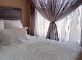 Urban Chic Home in Vosloorus, Boksburg, hotel en Vosloorus