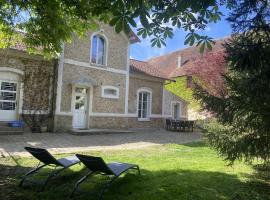 LES DOUVES, charmante dépendance du château, hotel s parkovaním v destinácii Crèvecoeur-en Brie