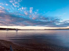 New Property Seabreeze Bungalow - Lakeview Sunset Delight at Sunshine on Lake Macquarie, feriehus i Morisset East